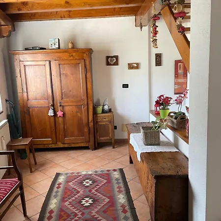 Casa Ad Chez Piero Vda Issogne-002 Vakantiehuis